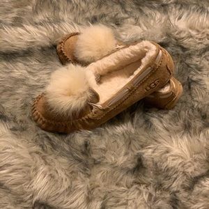 NWOT Ugg Chestnut Dakota Pom Pom Slipper